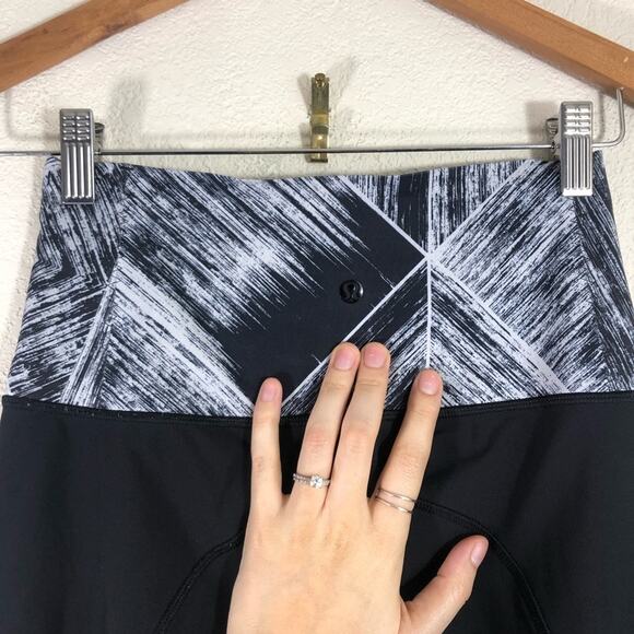 Lululemon - Hot To Street Crop - Heat Wave White/Black pattern with Black Mesh - Picture 9 of 12